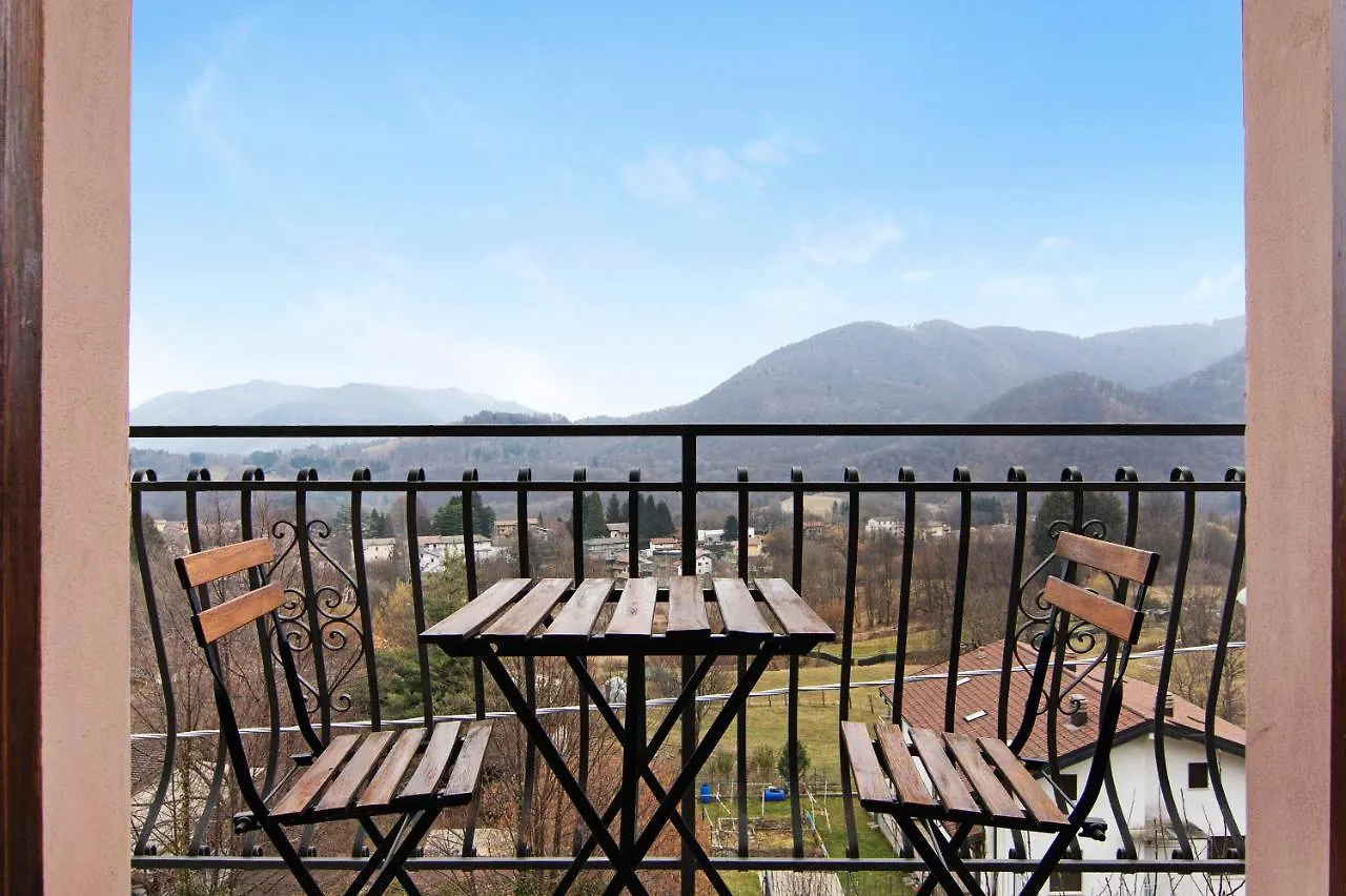 Apartment Ferienwohnung La Mansarda Di Eros E Tiziana Lanzo dʼIntelvi