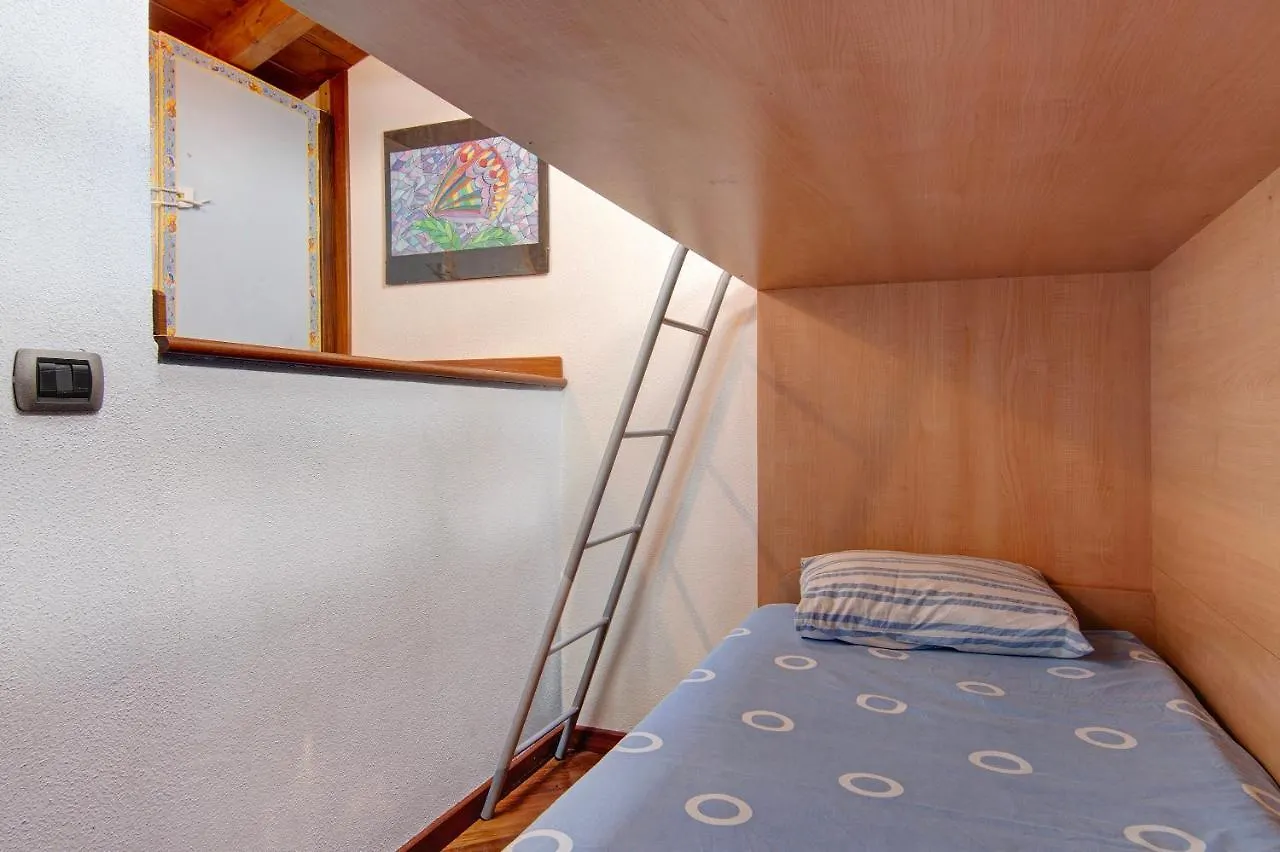 Apartment Ferienwohnung La Mansarda Di Eros E Tiziana Lanzo dʼIntelvi