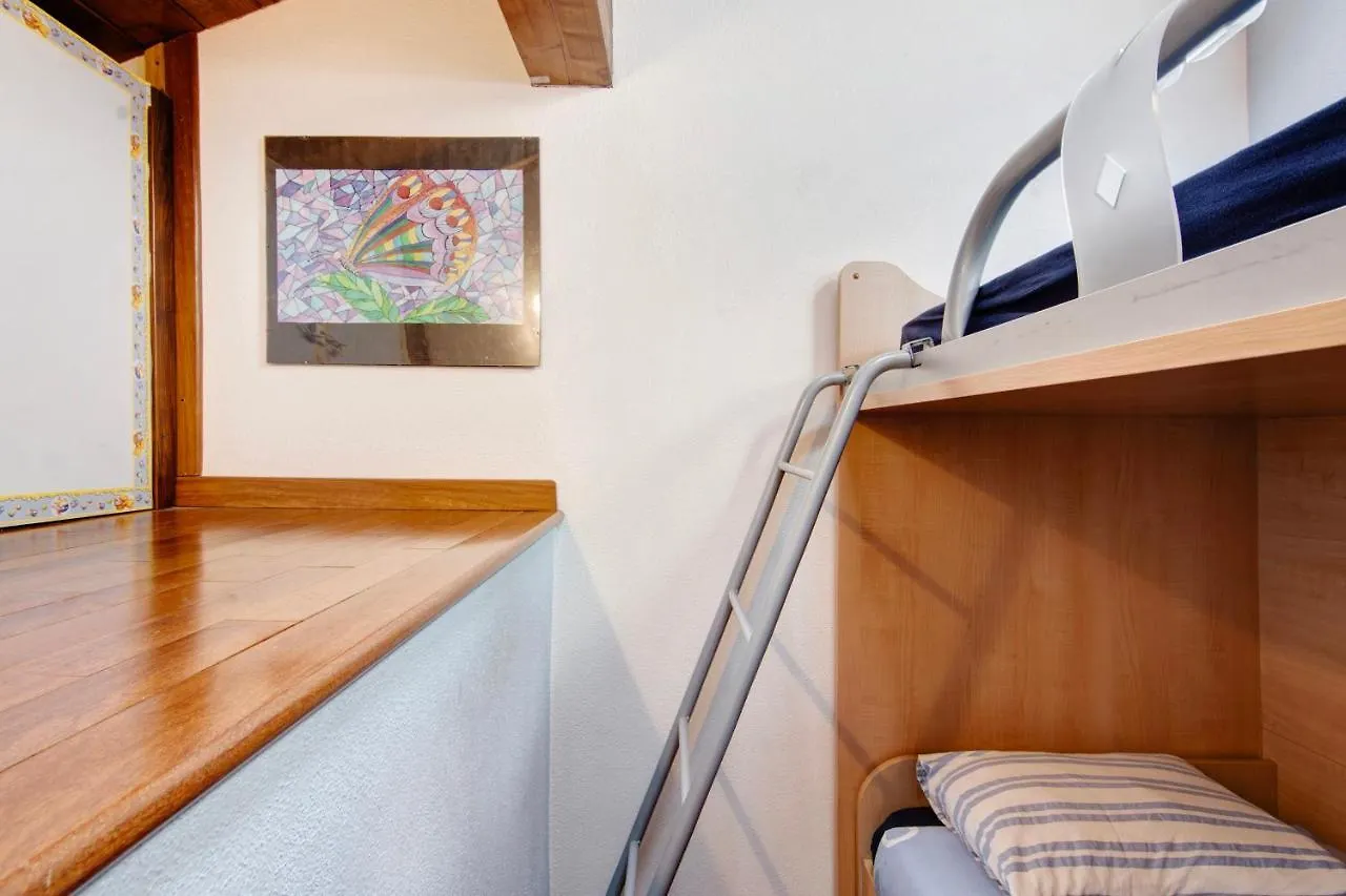 Ferienwohnung La Mansarda Di Eros E Tiziana Lanzo dʼIntelvi 0*,