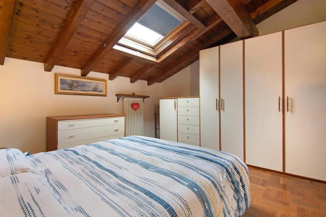 La Mansarda Di Eros E Tiziana Apartment Lanzo D'intelvi 0*,